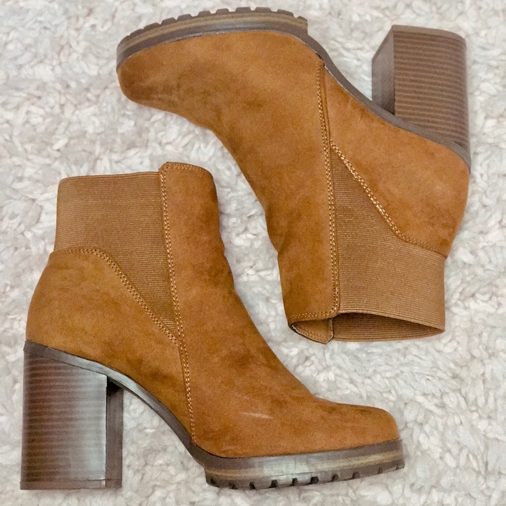 Heeled brown suede boots